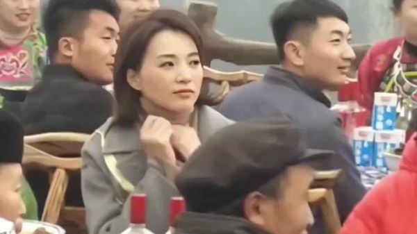 52岁董卿逛街买衣服被偶遇，素颜装扮状态松弛，颜值气质依旧在线！