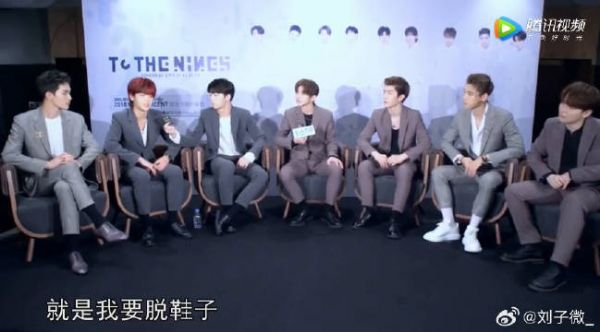 黄明昊录音不喜欢穿鞋，脚碰到地板很有安全感