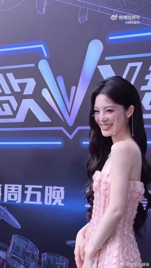 直播现场氛围感爆棚，灯光搭配歌声，每一帧都是属于音乐的浪漫