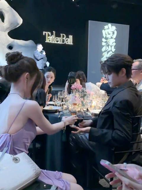 丁禹兮敬酒抬高女方酒杯，自降杯位以表客尊