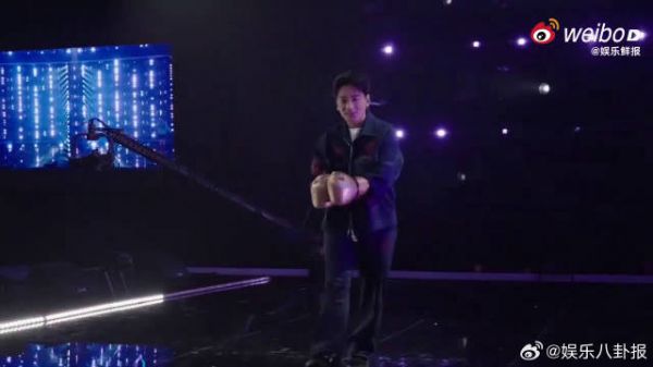 每一句演唱都反复推敲,海来阿木彩排全力以赴,期待直播舞台绽放光彩
