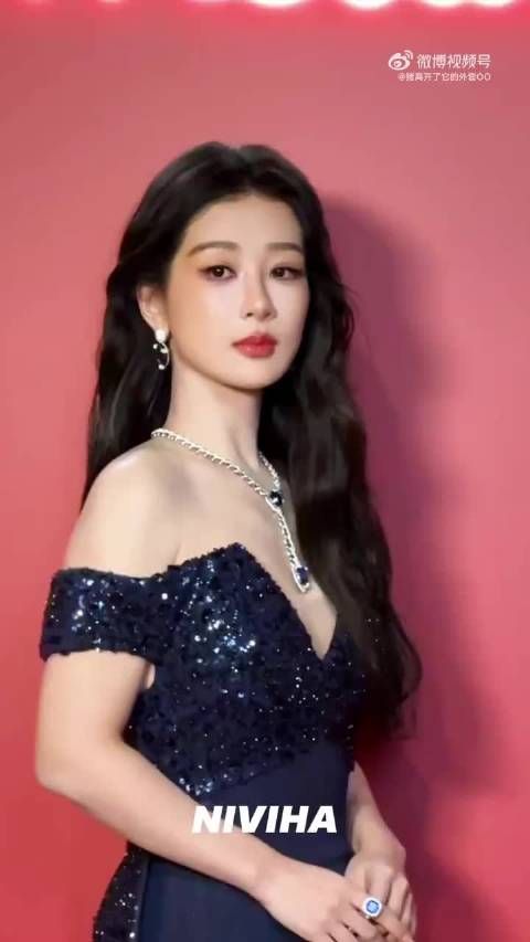 杨紫亮相宝曼兰朵晚宴，深色闪片长裙端庄贵气