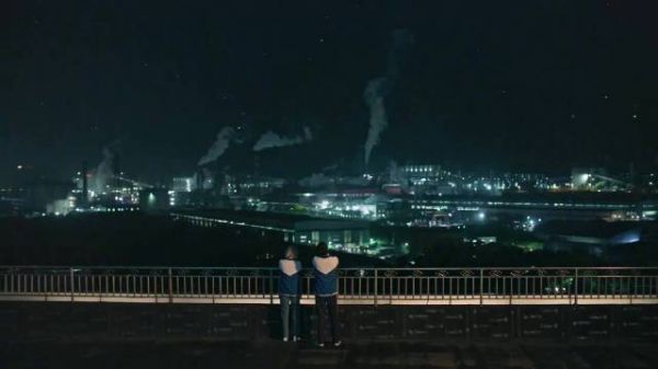 王子奇把关晓彤拽进怀中，四目相对空气全是粉红泡泡