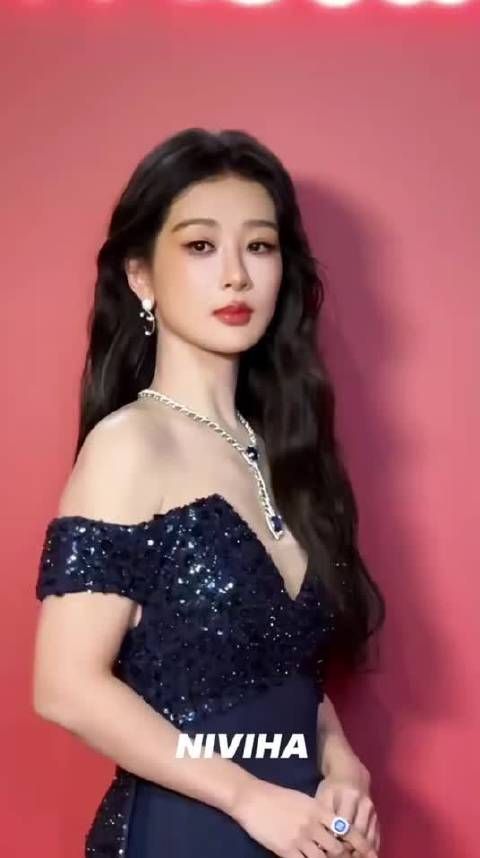 杨紫今日活动造型，优雅端庄的紫妹！ 高定配高珠，贵气十足
