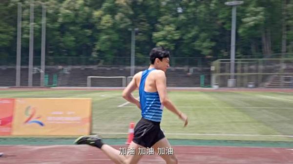 生逢其时13集剧情转折，齐智倒在铁棍下，齐时冲出考场