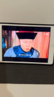华妃怀恨，派太监肃喜潜入碎玉轩踩点，打算纵火加害甄嬛与祺贵人