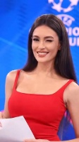 欧冠美女主持回来了，红色吊带长裙尽显完美身材
