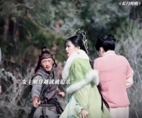 女主刚穿就被追杀，想召唤神器奈何是凡人不能驾驭
