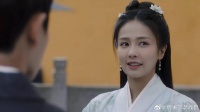 时宜帮周生辰烧香 周生辰在殿外等候，活脱脱小夫妻