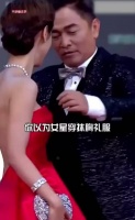 秦岚视角揭秘女星抹胸礼服防滑落秘密