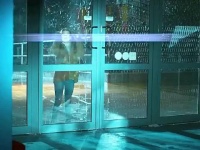 “保安值夜班突遇小女孩求救，没想到却招来杀身之祸”