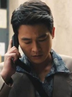 男性因过往纠葛被迫卷入间谍漩涡
