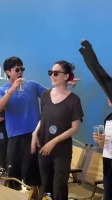 王菲公共场合跳舞被指尬舞，网友称年龄不符
