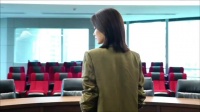 张小斐杀青物料释出，正装造型气场全开身材比例亮眼