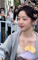 邓恩熙今日《恰逢春》出妆路透来了，怼脸状态超级好，你期待这部剧吗