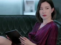 原生家庭里没得到的，保姆都给她了
