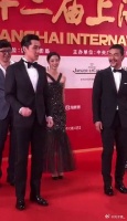 胡歌与剧组现场尬舞，舞步总踩不到音乐点
