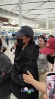 关晓彤机场鞋子被踩掉，软萌萌停一下继续走