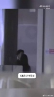 闲暇时刻相约散步，两个人边走边唠，氛围感拉满