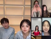 谭松韵刘学义宅院吃瓜局 听松韵唱歌，竟有一种娓娓道来的温柔感
