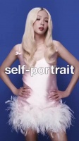金智秀携手Self-Portrait发布全新广告大片，坦言越受仰慕越易迷失自己