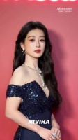 杨紫亮相宝曼兰朵晚宴，深色闪片长裙端庄贵气