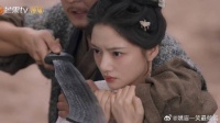 朝姐儿被土匪挟持，三爷假装投降，把她护到怀里掉入悬崖