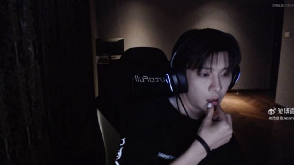 好搞笑 我平时也这样玩嘴巴