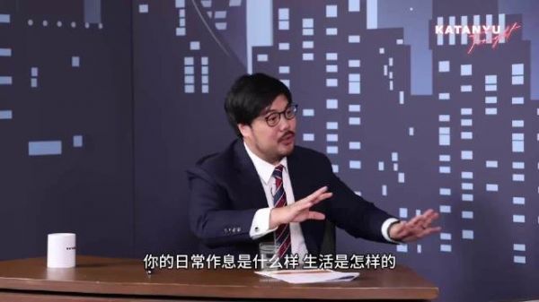 为什么讲到自己在家然后问狗就先说jkp，又在明示了