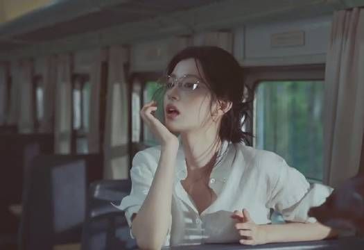 王楚然白衬衫眼镜造型，清纯明艳兼具