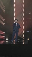 海来阿木演绎童年纸飞机，朴实嗓音引回忆