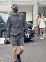 这是哪位，走路很有格调啊