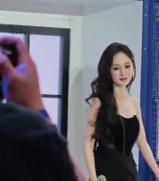 杨幂非高定穿搭显高级质感，妆造温柔氛围感十足