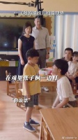 弟弟嚎啕大哭，姐姐强忍眼泪，这场哭戏周围的工作人员也都看得落泪