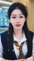 店里缺人手的时候，喻言主动顶上，化妆师保洁的活都扛起来
