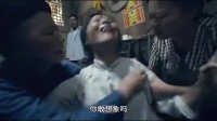 父亲坠崖身亡，母亲疯病发作，8 岁女孩被亲妈咬到手出血也不松手