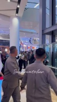 丞磊印尼亮相，线下被海外粉丝热情包围