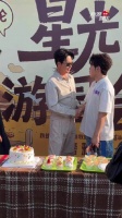 刘奕君张晓龙同框热聊，黑白配穿搭养眼
