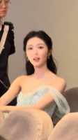 岳雨婷向粉丝送出飞吻，现场粉丝激动回应