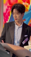 鹭卓切换成熟风穿搭，剧透演唱会舞台造型