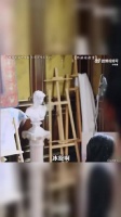 “女儿在家里面逝世了好几天了，但是妈妈每天都没留神到，认为女儿在睡觉”