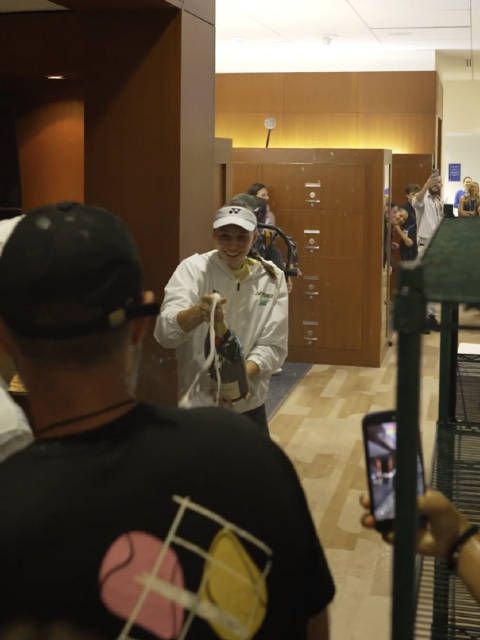 赛后庆祝时刻，莱巴金娜与团队狂开香槟猛猛庆祝，太high了！