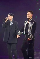 惊喜！林峯胡杏儿相隔多年再合体，牵手唱主题曲，台上亲密擦汗