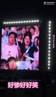 萧敬腾演唱会扫到情侣，女友推开男子露尴尬微笑