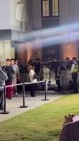 李沁今日全白西装look，剪裁利落，柔和色调衬得人温婉大气，氛围感十足