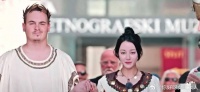 热巴美的这么素的妆都在人群中一眼选中