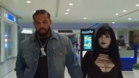 Drake和哥特女约会，也被改成了哥特风
