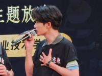 檀健次现身活动舞台，真枪实弹的空枪演绎震撼全场！