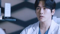 震惊了，男人的牙齿里寄生了牙虫 ！