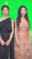 右边剧里看着挺普的，合照真的不差，还挺漂亮